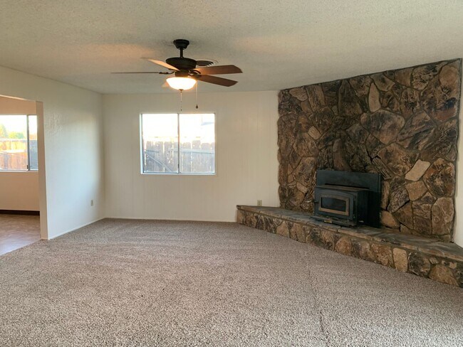 Foto del edificio - 4 bedroom home in convenient location on Alta Mesa Dr.