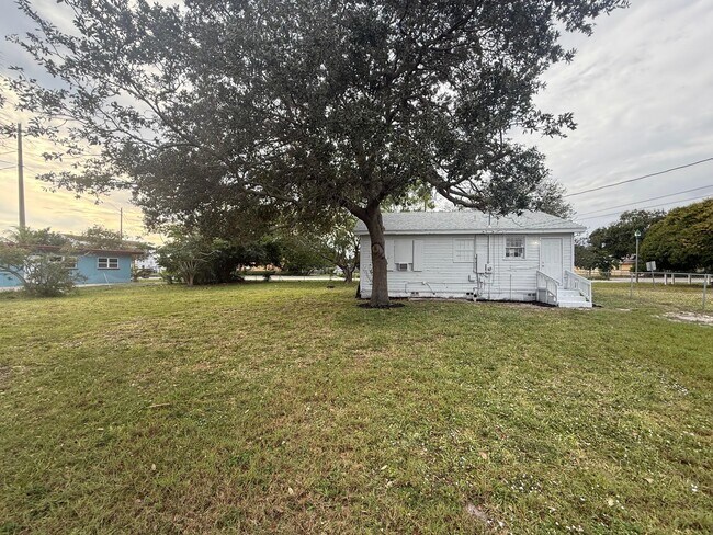 Building Photo - 33 SW 12th Ave