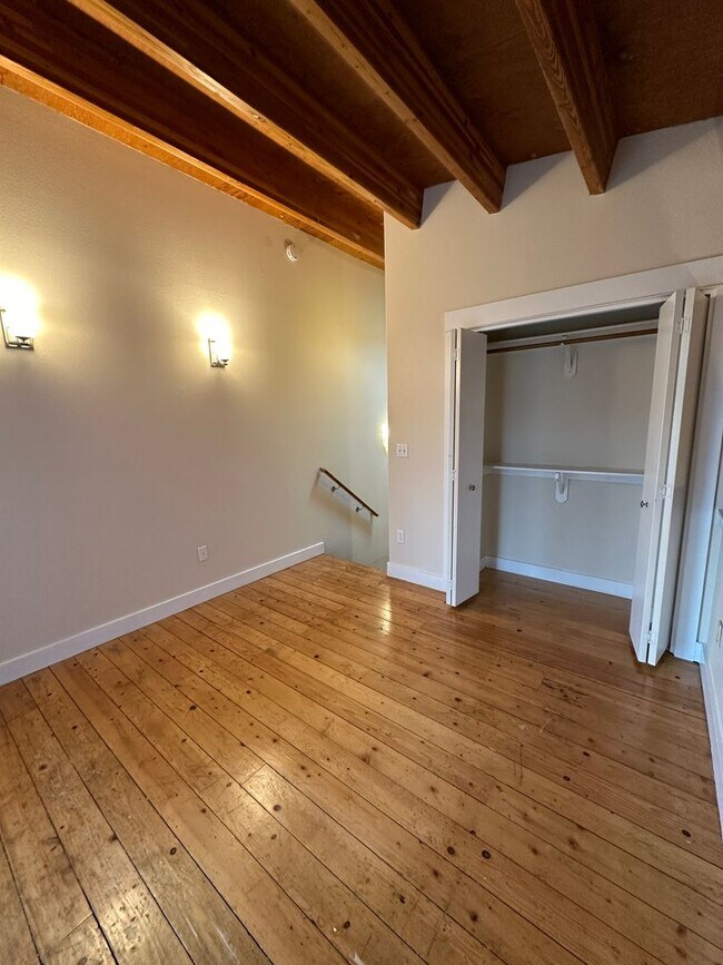 Building Photo - 301