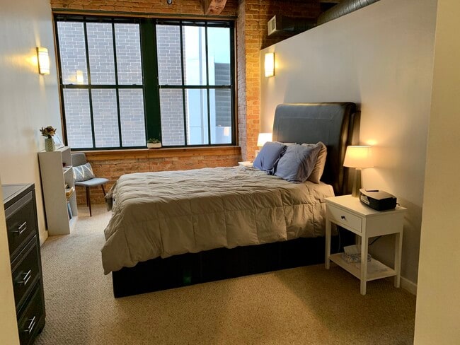 Building Photo - 732 S Financial Pl