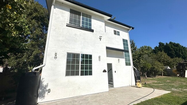 Building Photo - 16023 Wyandotte St