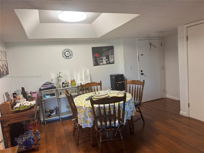 Building Photo - 3760 Inverrary Dr