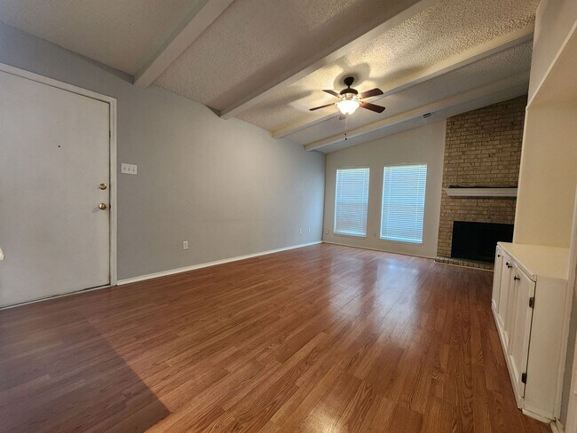 Foto del edificio - Wonderfully Large 3 bedroom home available...