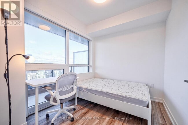 Photo du bâtiment - 395-3395 Bloor St E