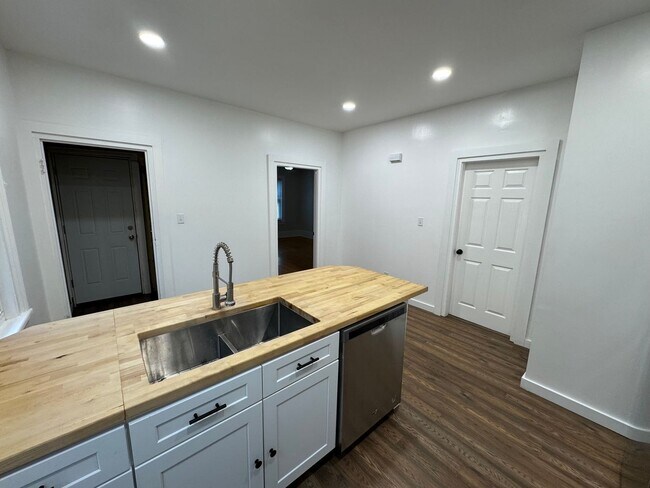 Foto del edificio - 2469 Professor Ave