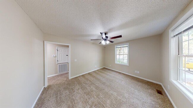 Building Photo - Cozy 2 bedroom 1 bath home. Conveniently l...
