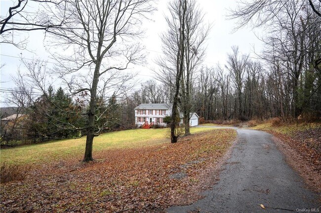 Foto del edificio - 56 Sylvan Lake Rd