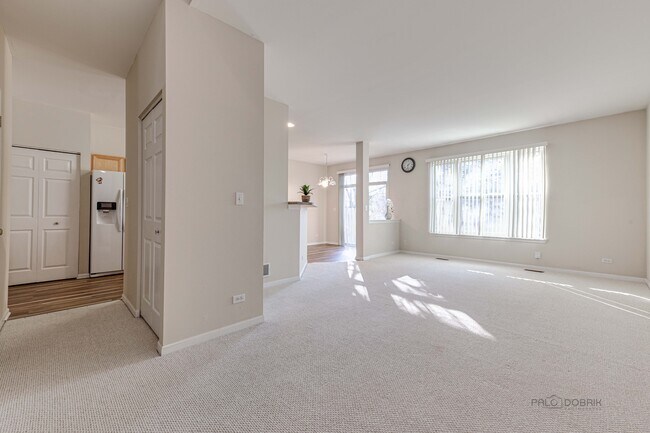 Foto del edificio - 348 Pine Lake Cir