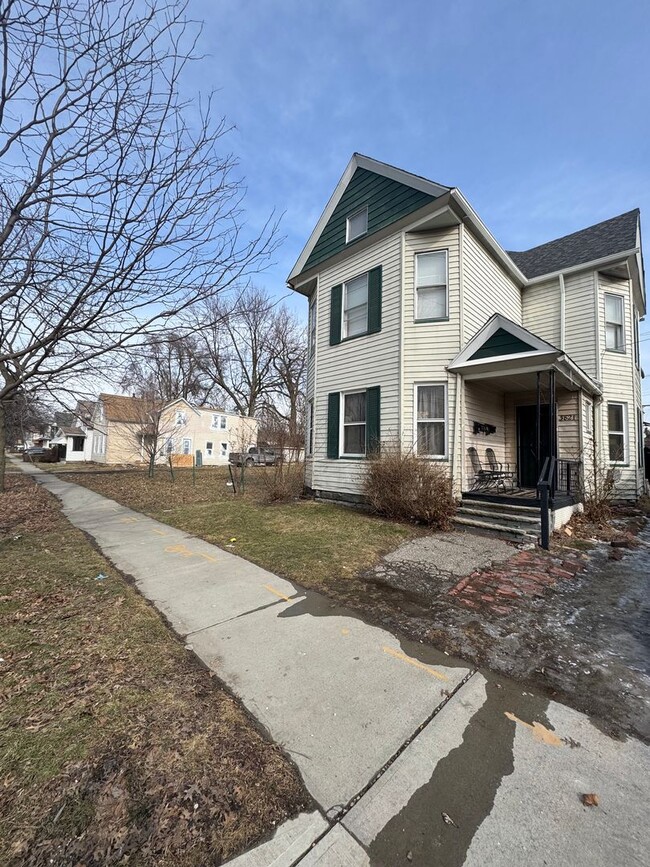 Building Photo - 3821 E 55th St