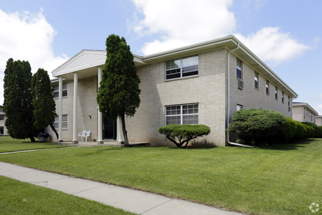 Primary Photo - Colonial Manor Apts