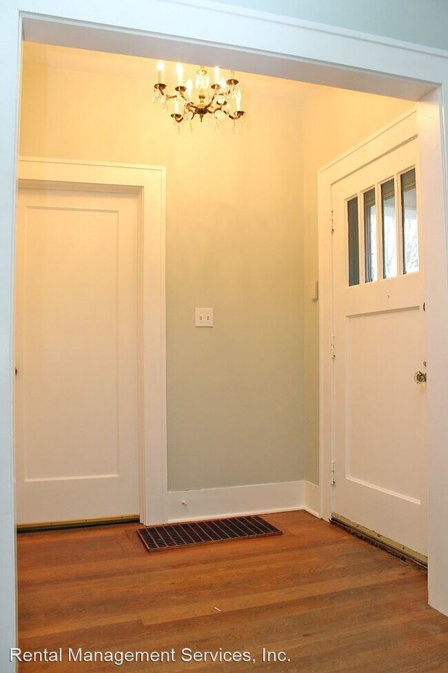 Building Photo - 4 br, 2 bath House - 3535 SE Stark St