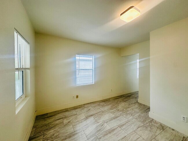 Foto del edificio - 2141 Poppy St