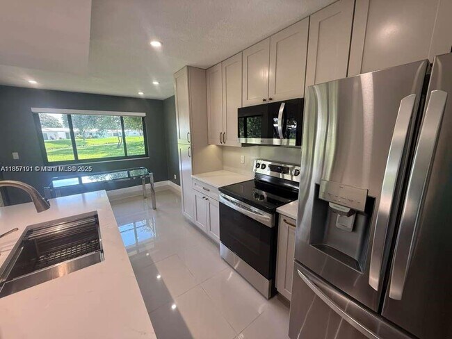 Foto del edificio - 8148 NW 17th Mnr