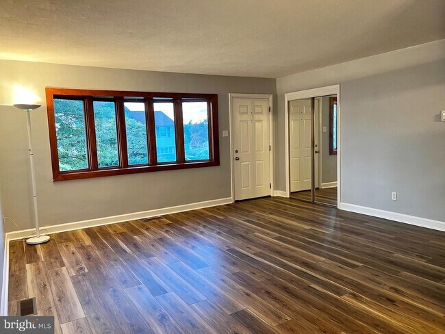 Building Photo - 187 Cranbourne Dr