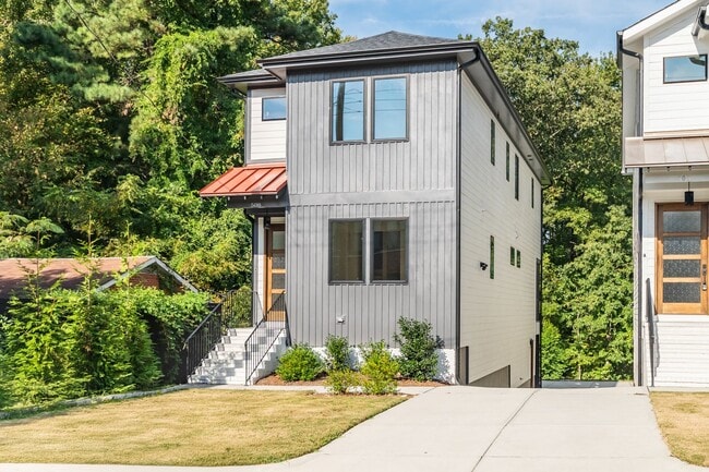 Building Photo - Modern 4-bedroom, 4-bathroom Custom Home D...