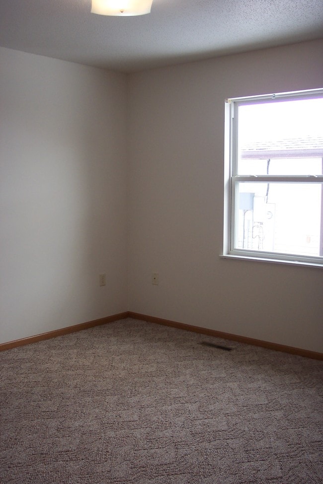 Building Photo - 627 Mary Kay Ave