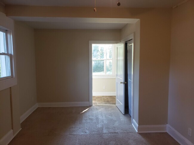 Building Photo - 12 Ridgeway Dr