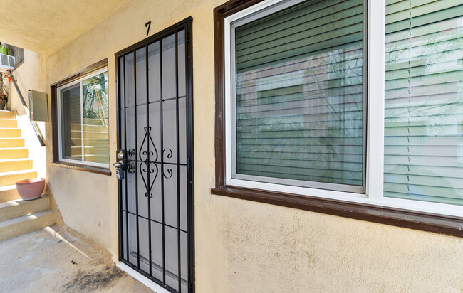 Building Photo - 415 Loma Dr