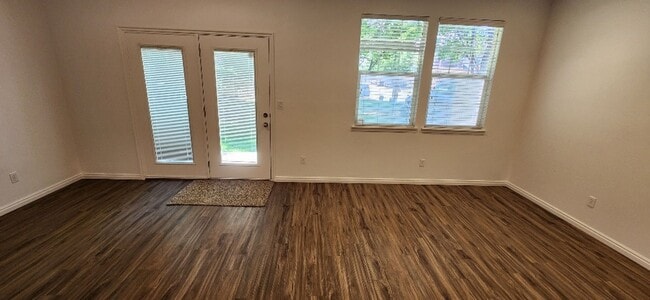 Building Photo - Beautiful 3 Bedroom Townhome in Pleasant G...