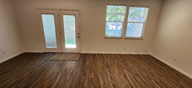 Foto del edificio - Beautiful 3 Bedroom Townhome in Pleasant G...