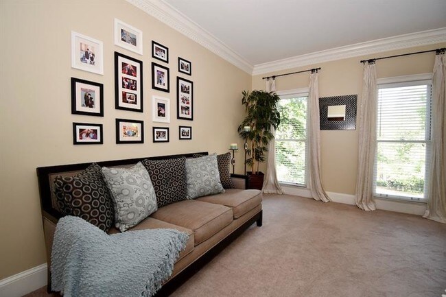 Building Photo - 165 River Landing Dr