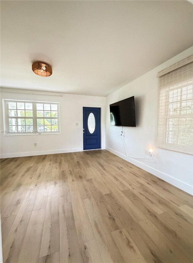 Foto del edificio - 1075 NE 120th St