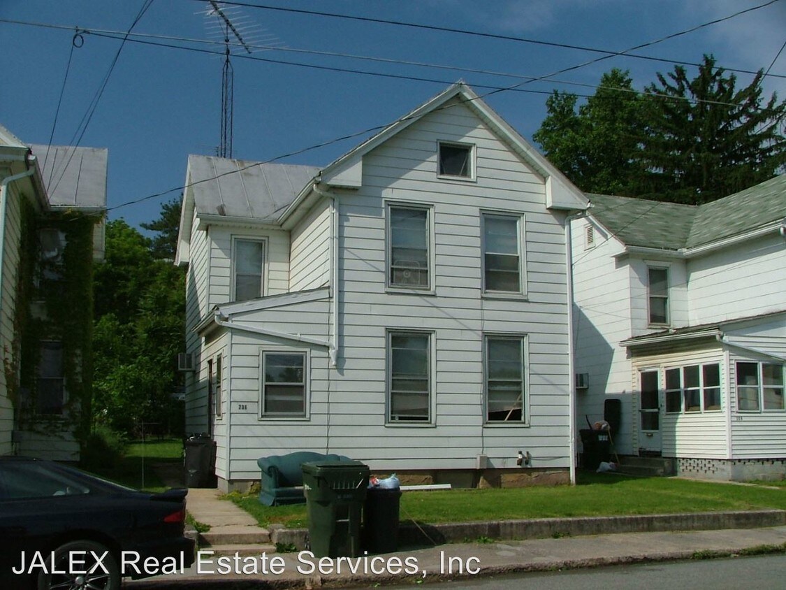 Primary Photo - 4 br, 1 bath House - 206 N. Queen St.