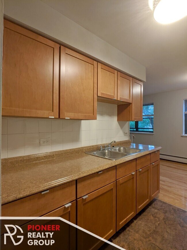 Building Photo - 510 W Briar Pl
