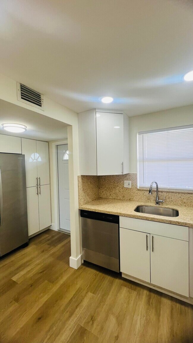 Foto del edificio - 8345 Sunrise Lakes Blvd