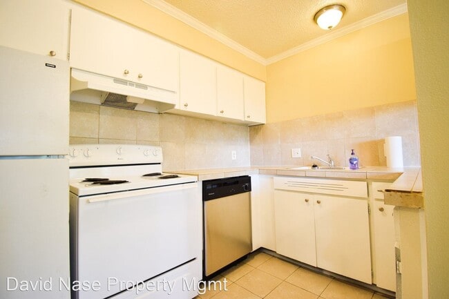Building Photo - 3560 SW Vista Dr