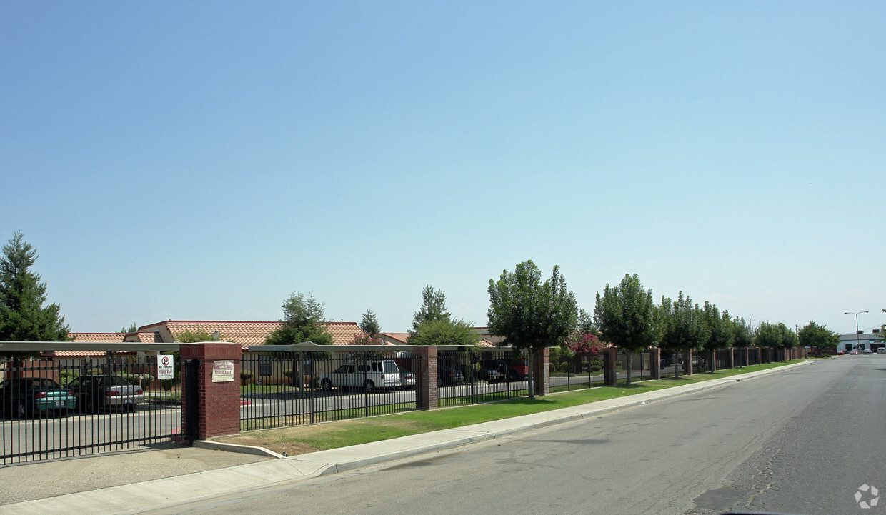 Building Photo - 1405 E Cypress Ave