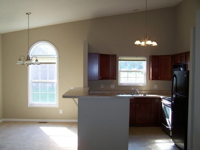 Building Photo - 2 bath, 2 car garage townhouse w/ bonus room and fenced yard