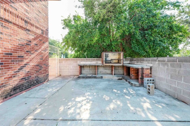 Building Photo - 2220 Santa Cleotilde Ave