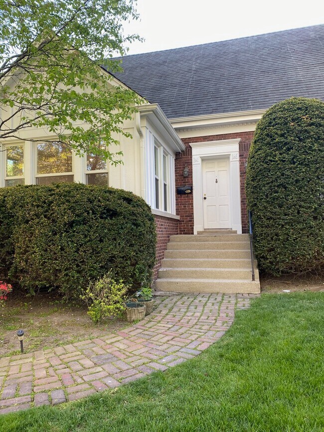 Building Photo - 715 Harvard St