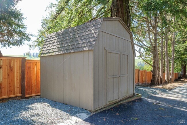 Foto del edificio - 3995 Roblar Rd