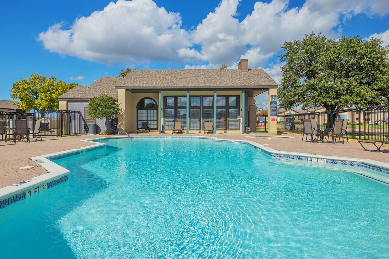 The Arts Apartments at Broadway Commons Apartments in Garland, TX