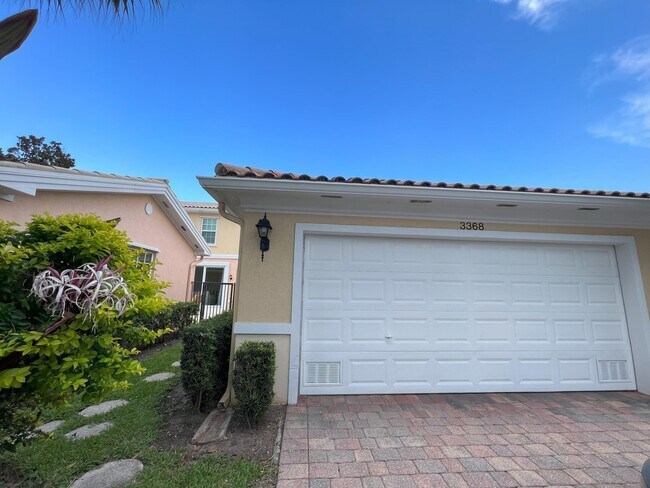 Foto del edificio - 3368 Greenway Dr