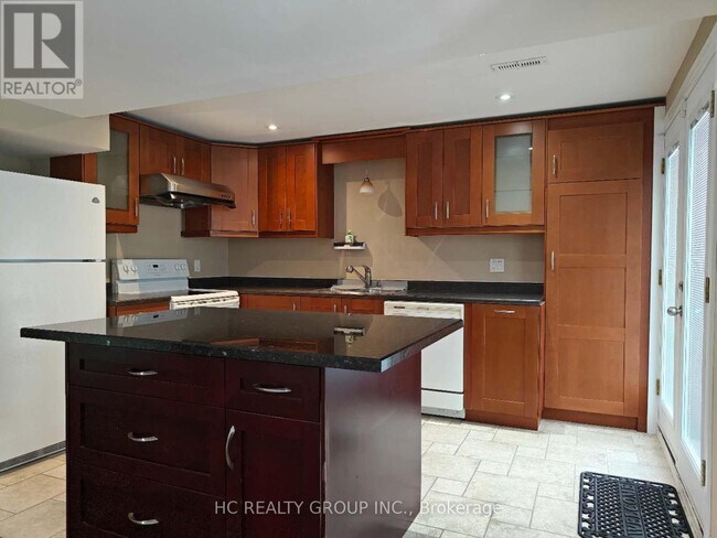 Building Photo - 4 Pine Bough Manor