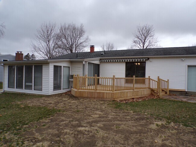 Building Photo - 665 Langs Dr