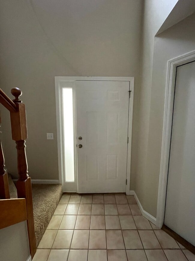 Building Photo - Briarwood West/NEW KITCHEN COUNTERTOPS!  D...