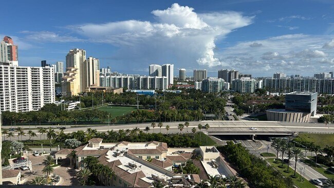 Foto del edificio - 19501 W Country Club Dr
