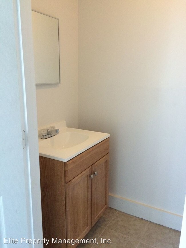 Building Photo - 5 br, 1.5 bath House - 221 E. Cottage Pl.