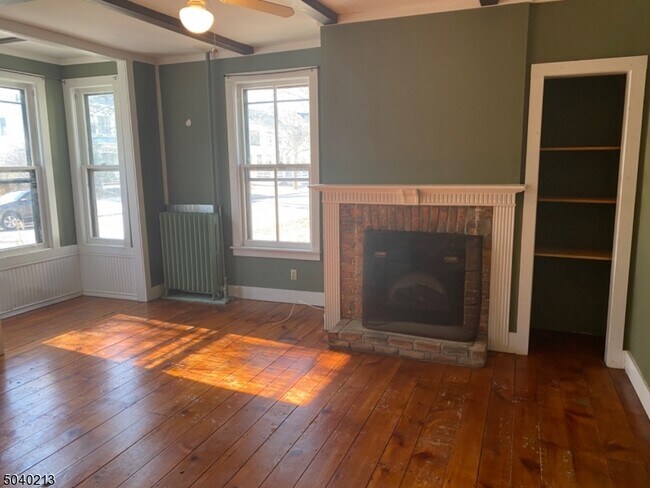 Building Photo - 313 2nd St