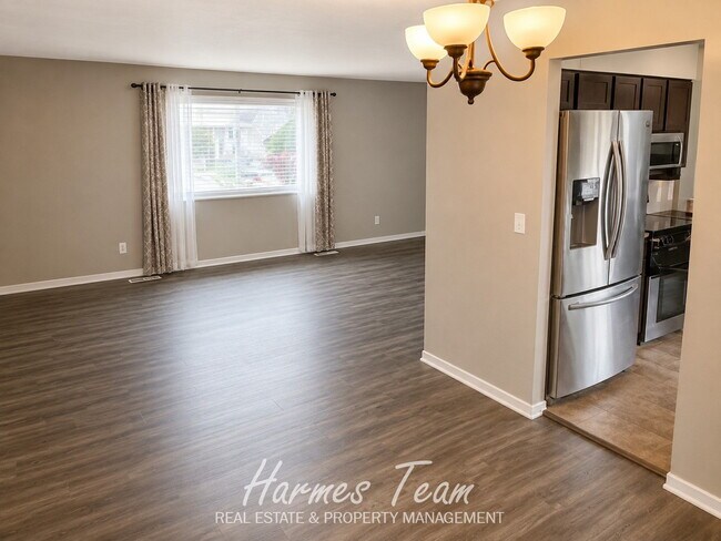 Foto del edificio - Spacious 5-Bedroom Home with Large Fenced Backyard