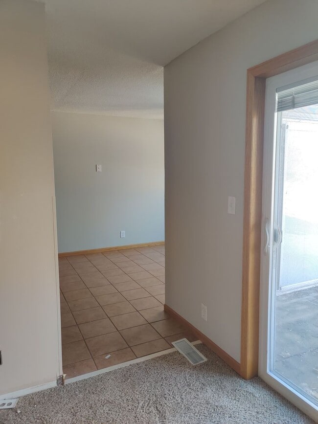 Building Photo - Charming Townhome with Spacious Yard