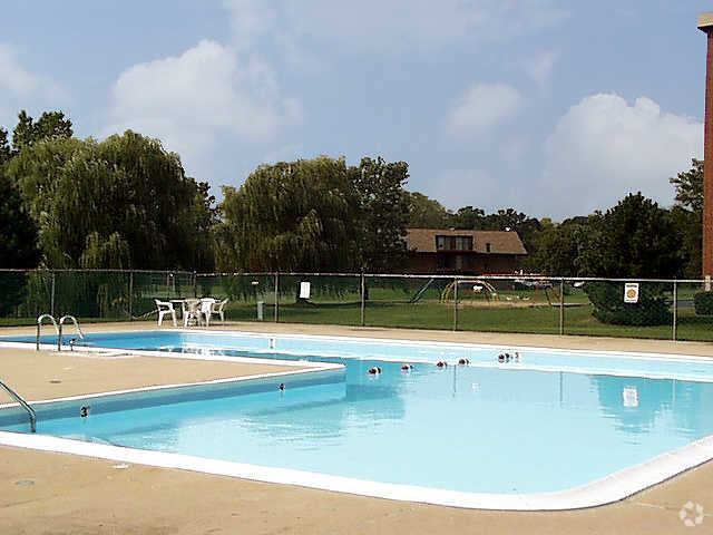 Building Photo - Cinnamon Lake Towers