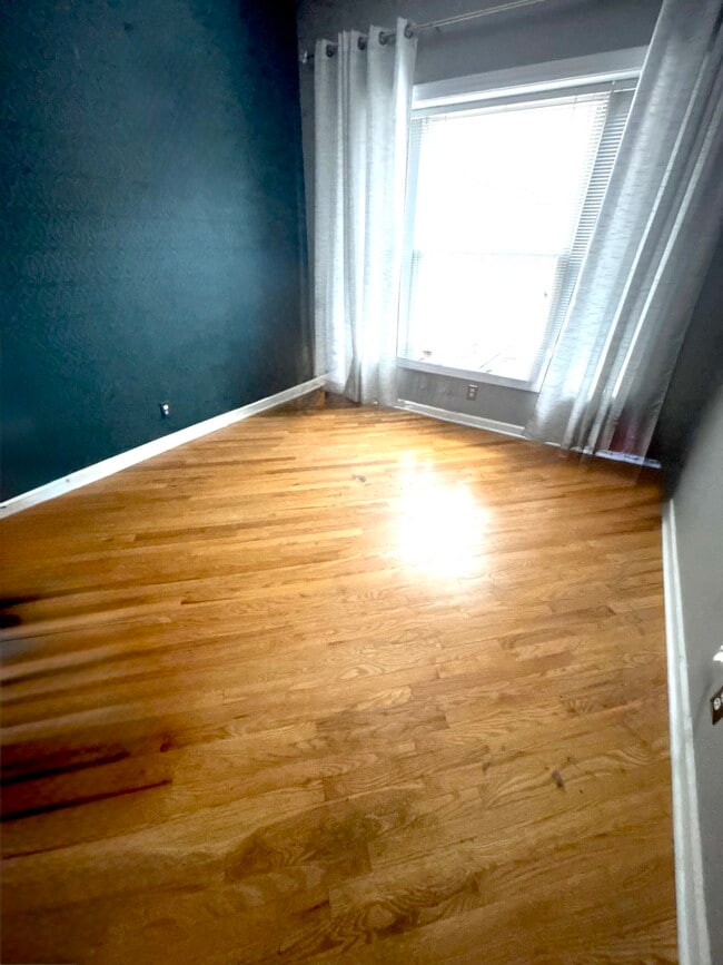 Building Photo - 4632 N Racine Ave