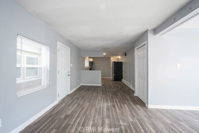 Building Photo - Charming 2 Bedroom Apartment in Indianapol...