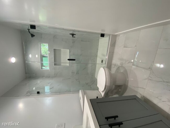 Foto del edificio - 3 br, 2 bath Apartment - 107 E Indigo St