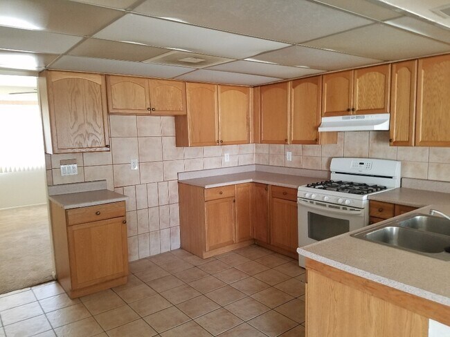 Building Photo - 3 BED 1 BATHROOM, HOME IN THE MEADOWS-NO H...